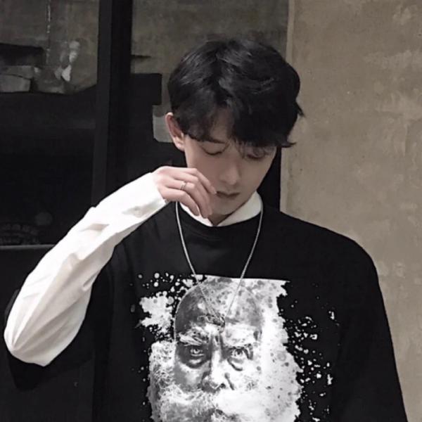 最新!2025 情侣头像潮流趋势分析,让你紧跟时尚步伐不落后